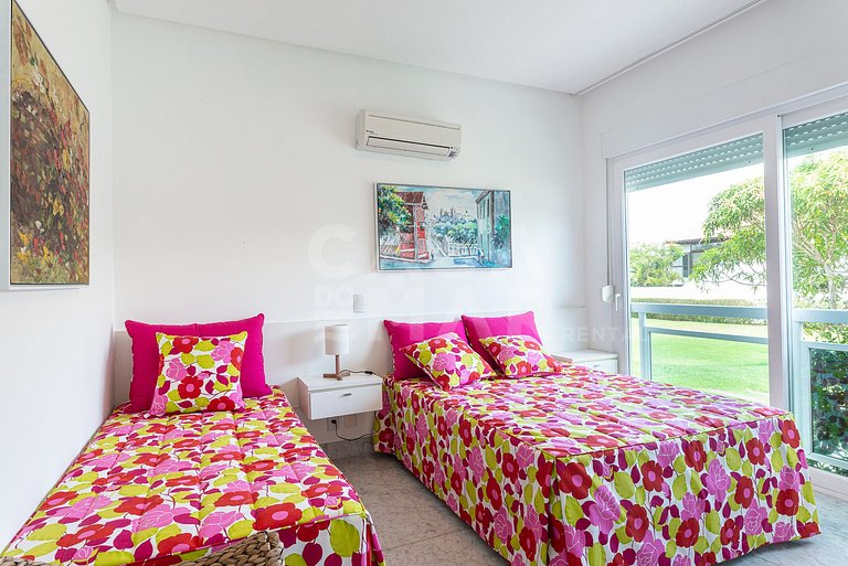 Linda casa com 9 suítes, pé na areia da praia