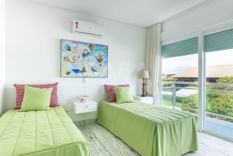 Beautiful house with 9 suites, right on the beach