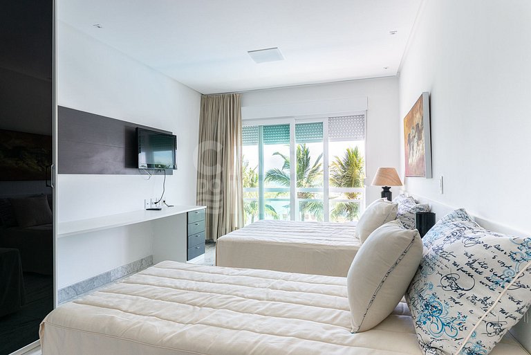 Linda casa com 9 suítes, pé na areia da praia