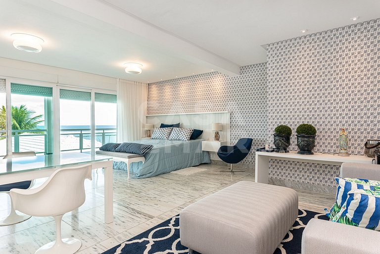 Linda casa com 9 suítes, pé na areia da praia