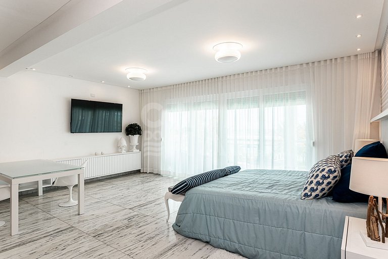 Linda casa com 9 suítes, pé na areia da praia