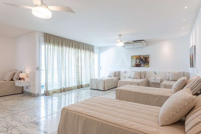 Linda casa com 9 suítes, pé na areia da praia