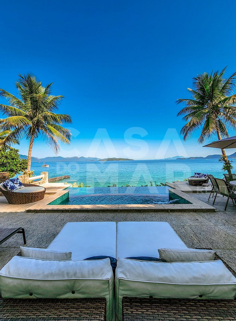 Beautiful villa with exclusive beach, seven suites in a cond