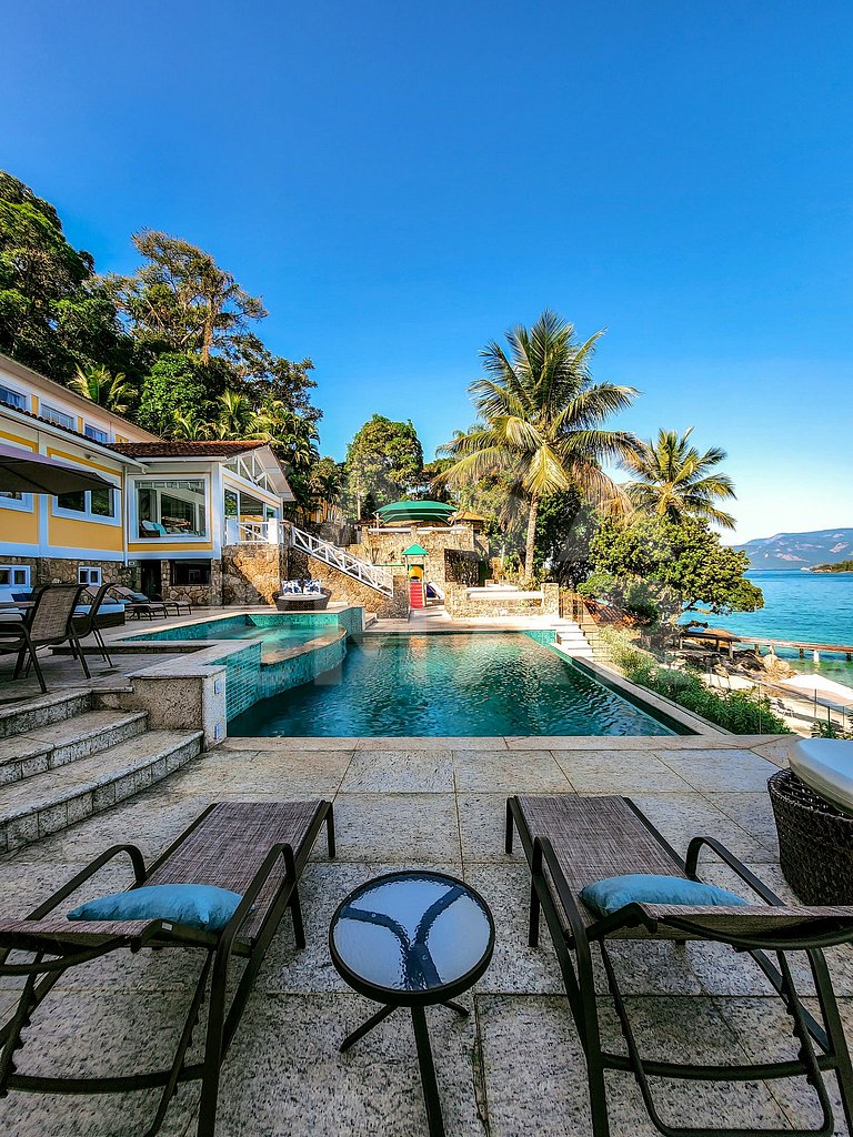 Linda villa com praia exclusiva, nove suítes em condomínio