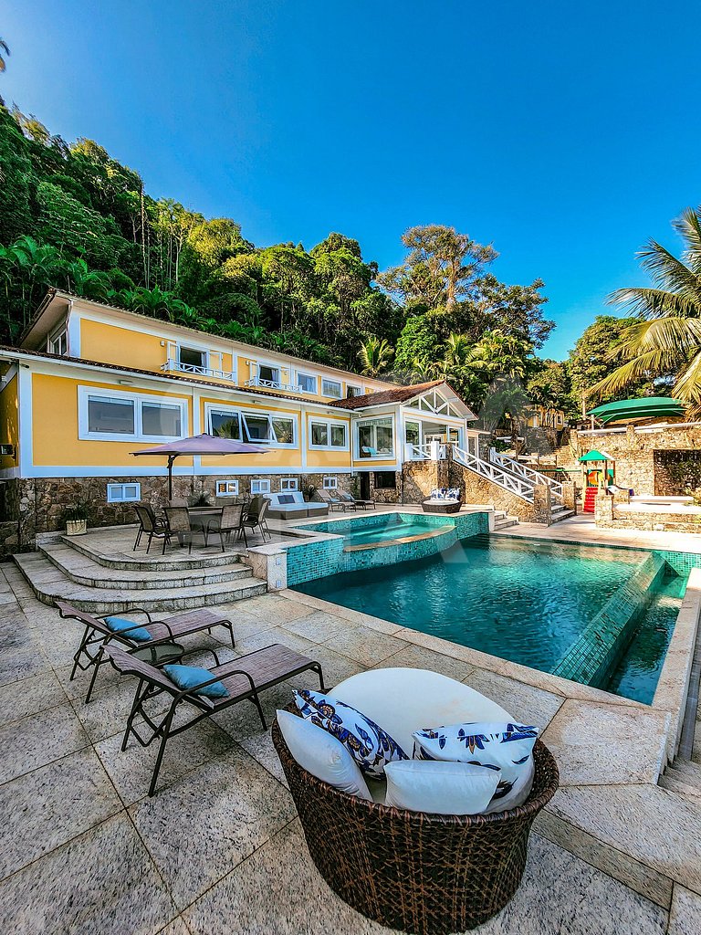 Beautiful villa with exclusive beach, seven suites in a cond