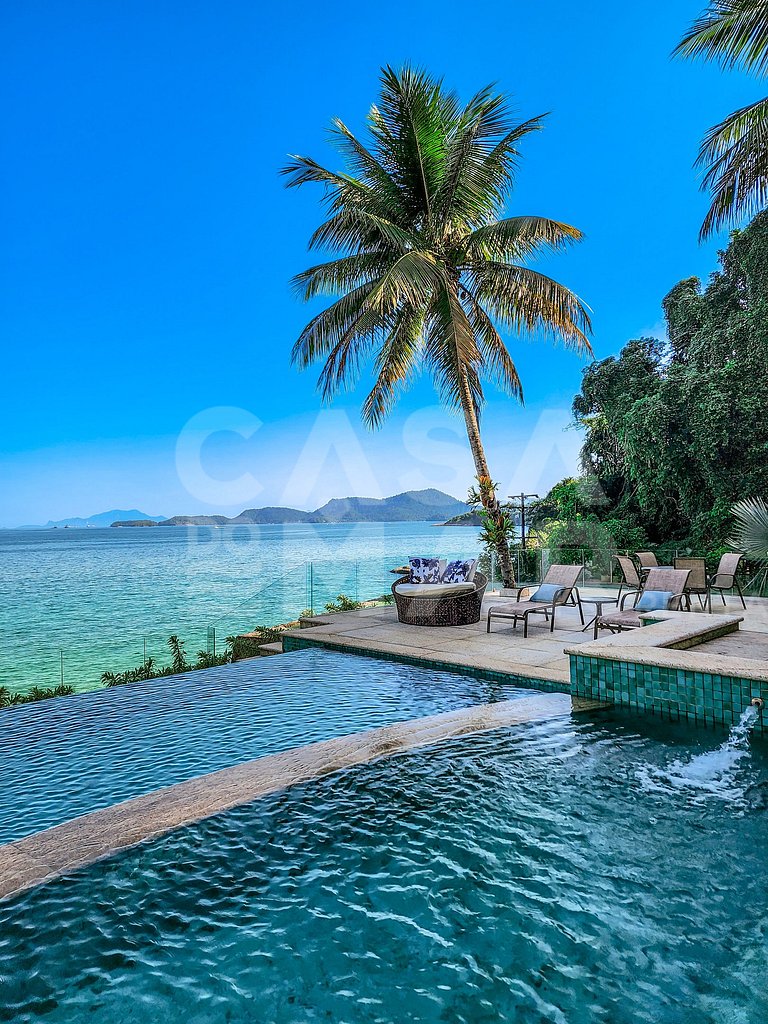 Beautiful villa with exclusive beach, seven suites in a cond