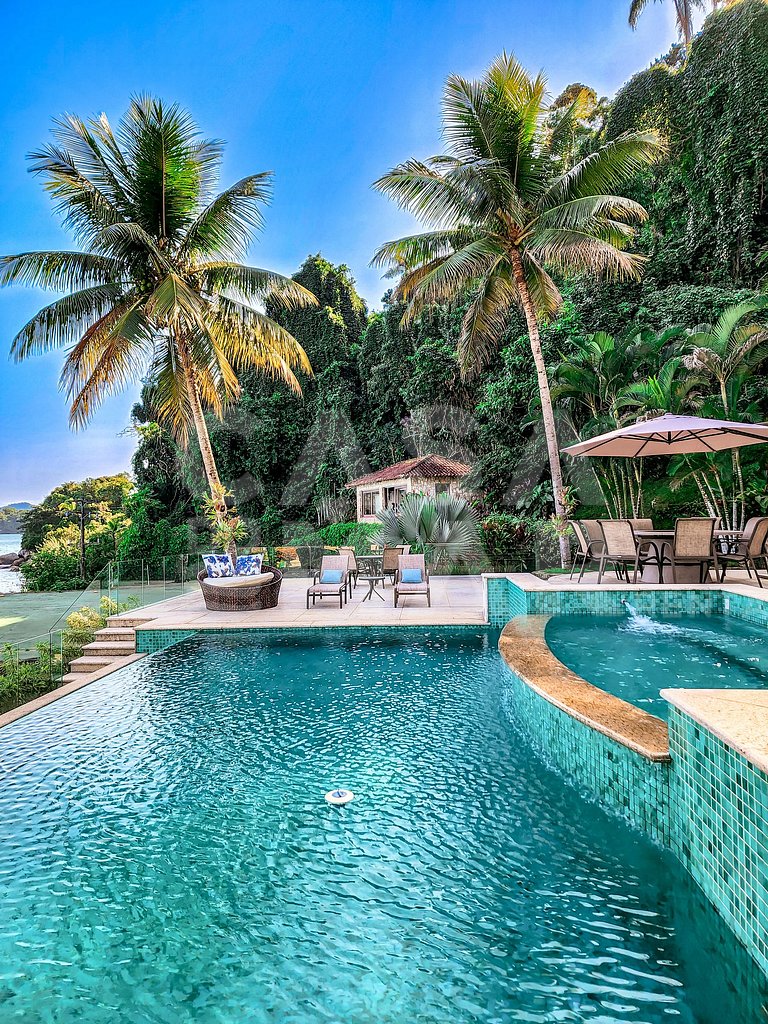 Beautiful villa with exclusive beach, seven suites in a cond