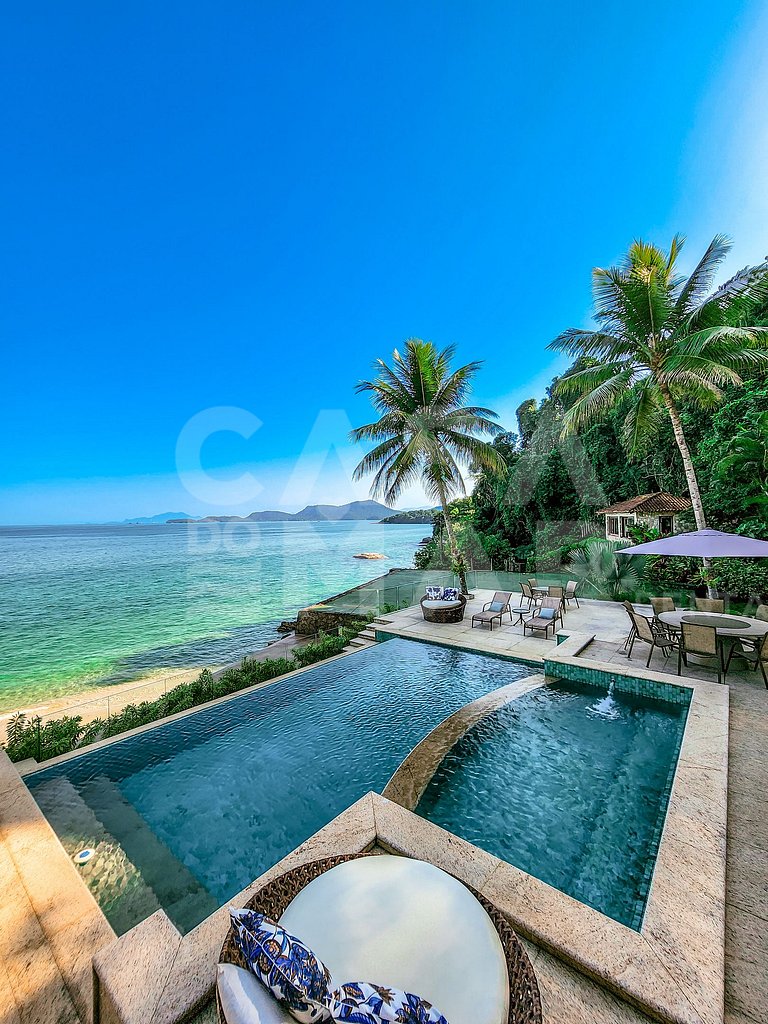 Beautiful villa with exclusive beach, seven suites in a cond