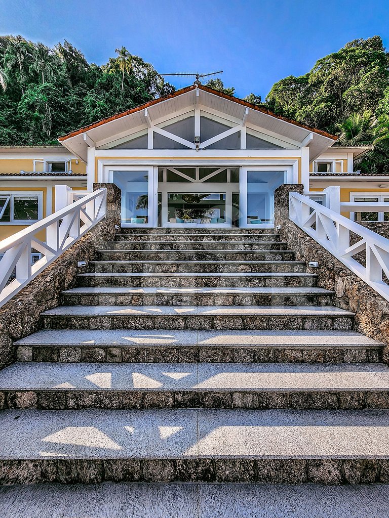 Linda villa com praia exclusiva, nove suítes em condomínio