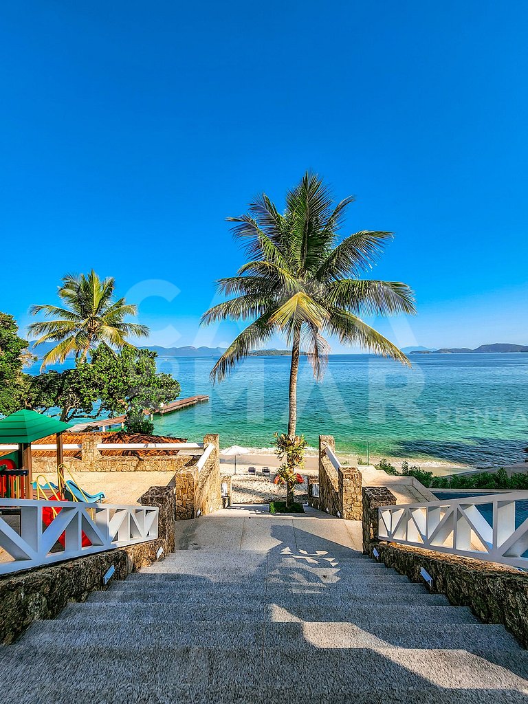 Linda villa com praia exclusiva, nove suítes em condomínio