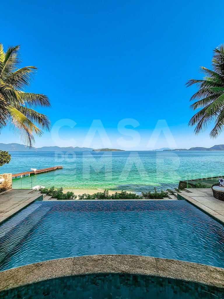 Beautiful villa with exclusive beach, seven suites in a cond