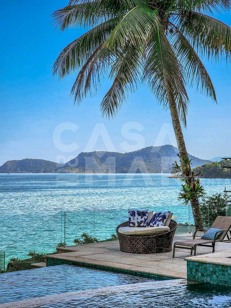 Linda villa com praia exclusiva, nove suítes em condomínio