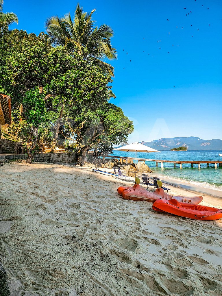 Linda villa com praia exclusiva, nove suítes em condomínio