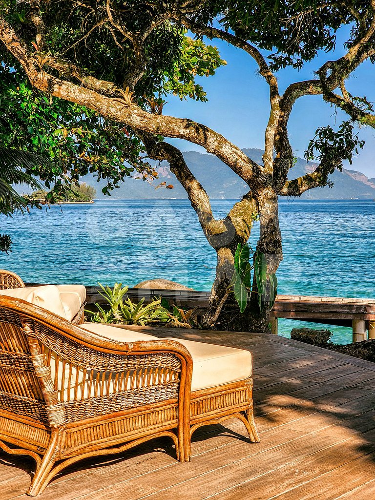 Beautiful villa with exclusive beach, seven suites in a cond