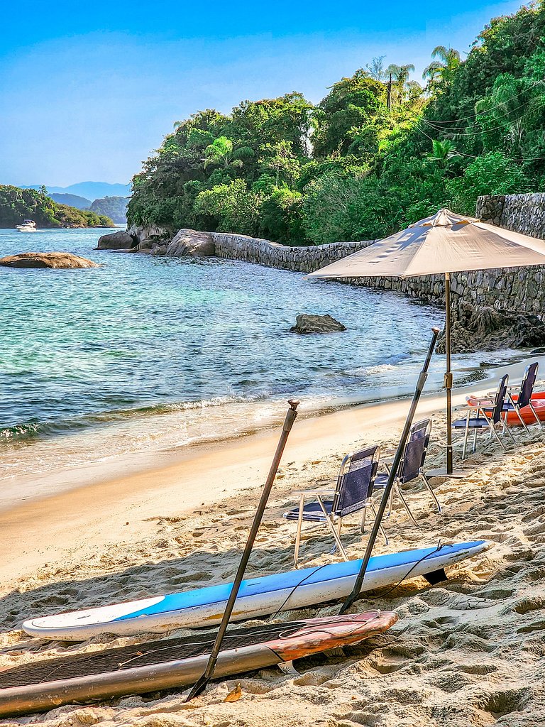 Linda villa com praia exclusiva, nove suítes em condomínio