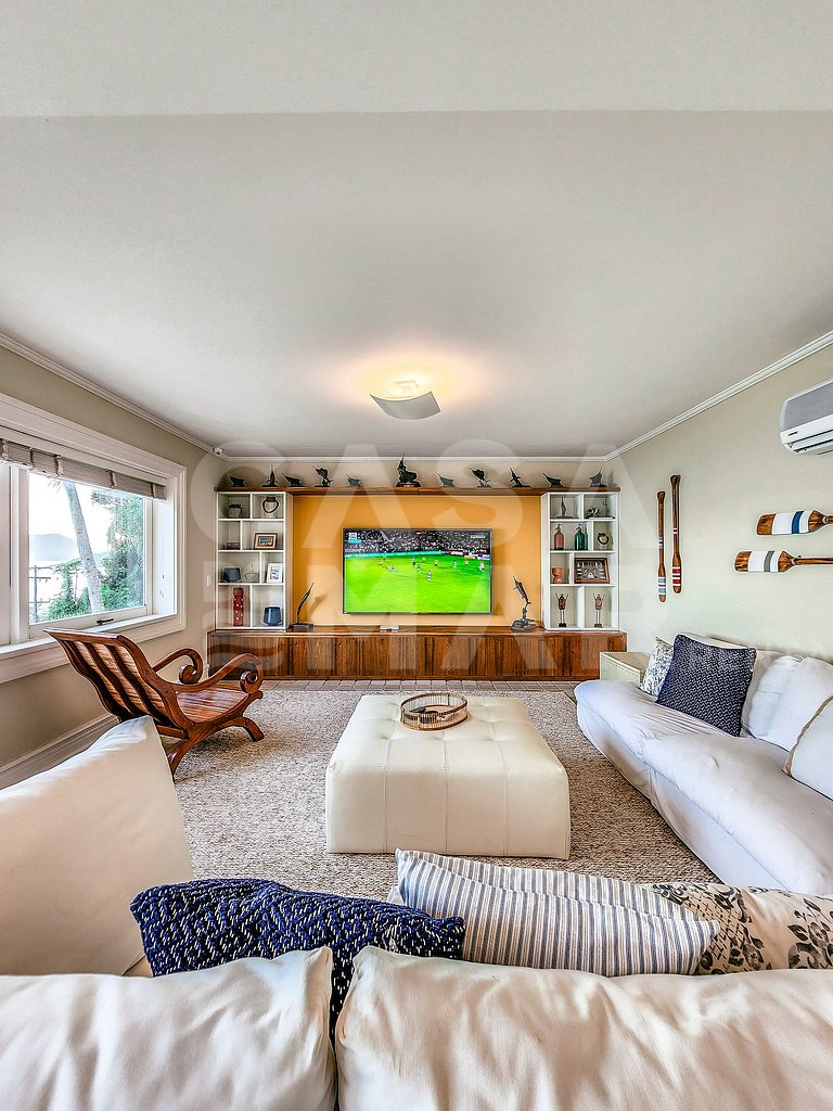 Beautiful villa with exclusive beach, seven suites in a cond