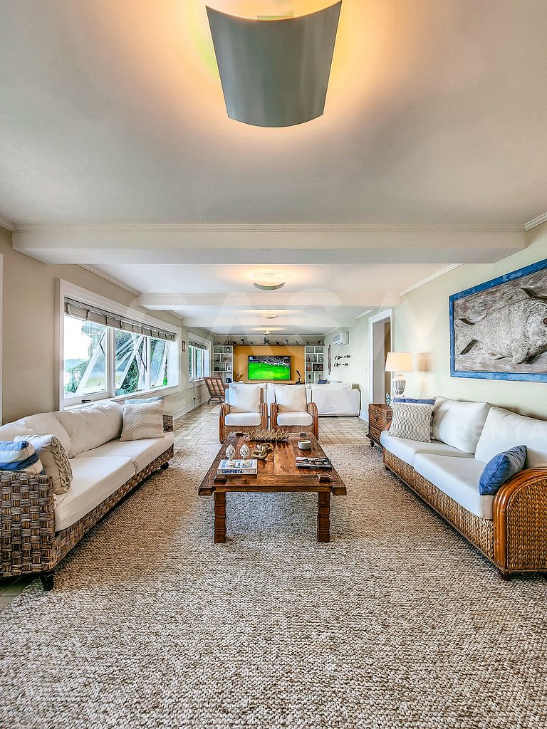 Beautiful villa with exclusive beach, seven suites in a cond