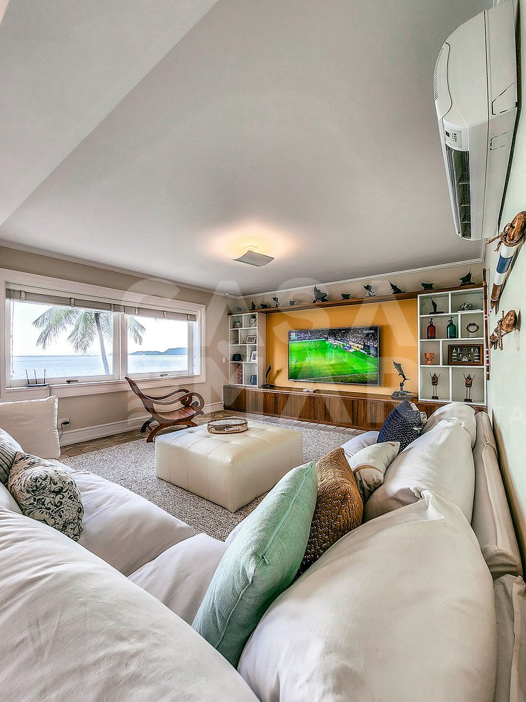 Beautiful villa with exclusive beach, seven suites in a cond