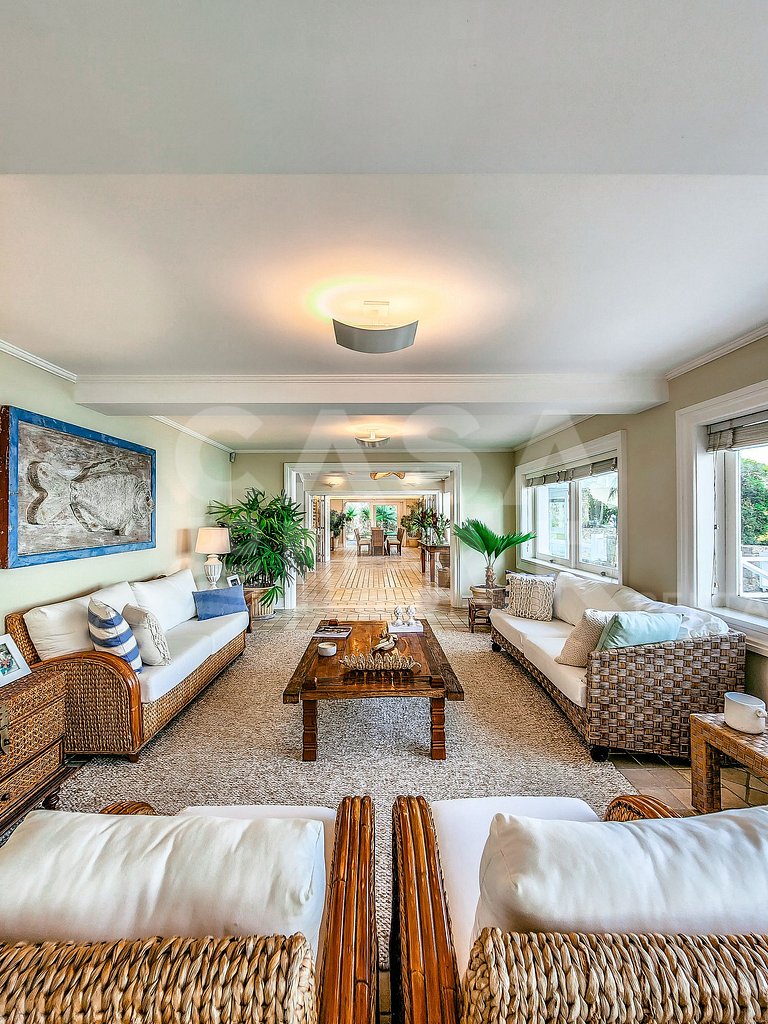 Beautiful villa with exclusive beach, seven suites in a cond