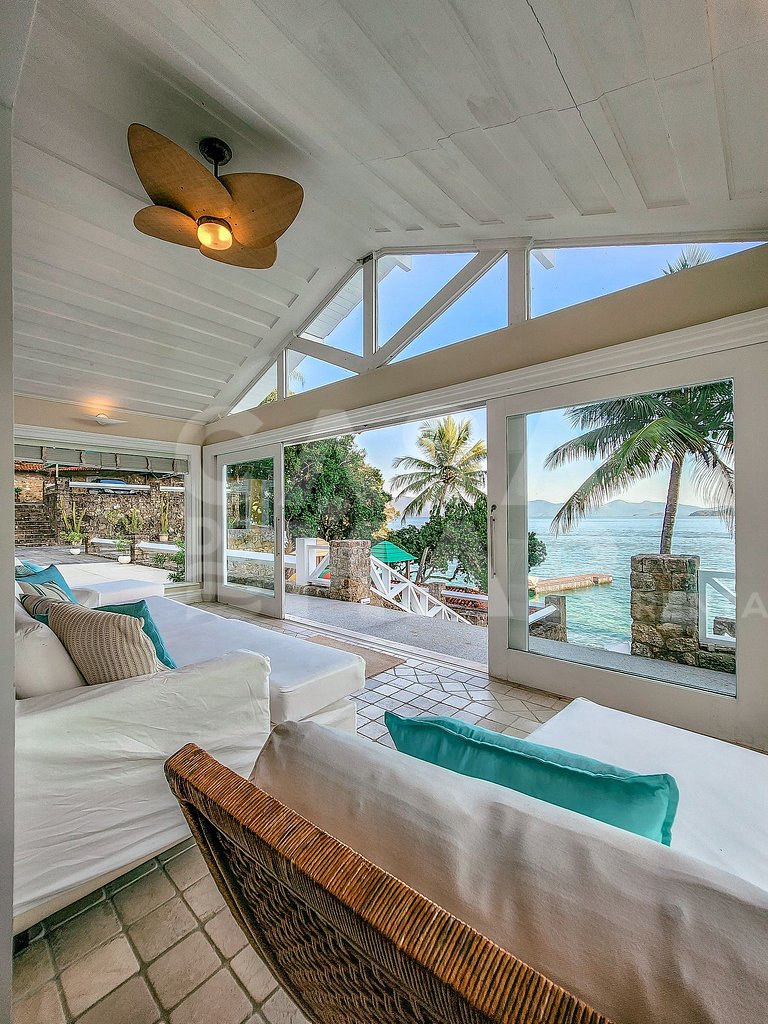 Linda villa com praia exclusiva, nove suítes em condomínio