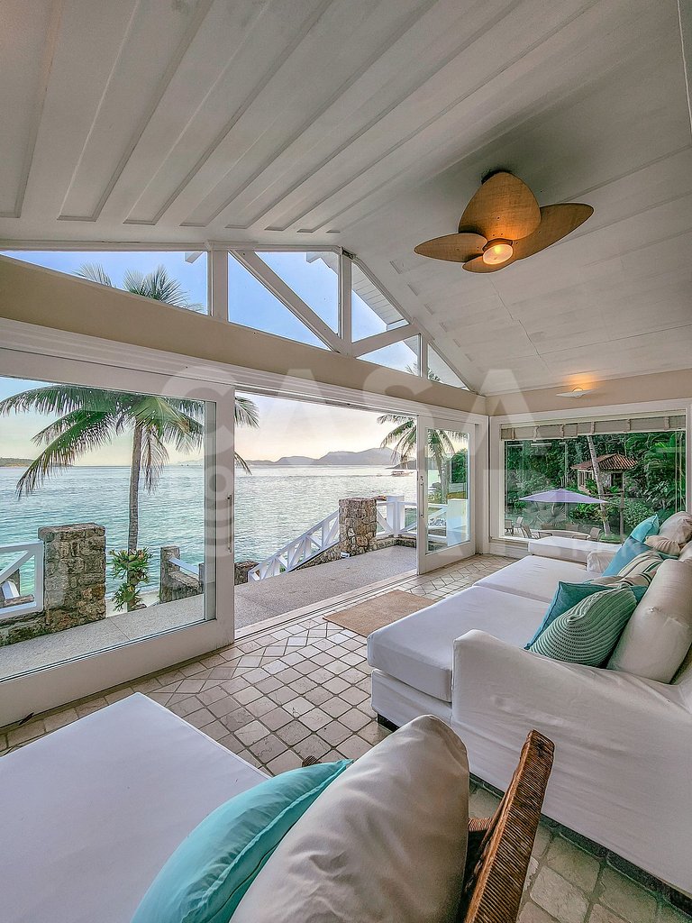 Beautiful villa with exclusive beach, seven suites in a cond