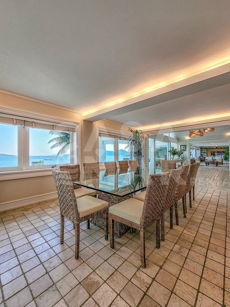 Beautiful villa with exclusive beach, seven suites in a cond