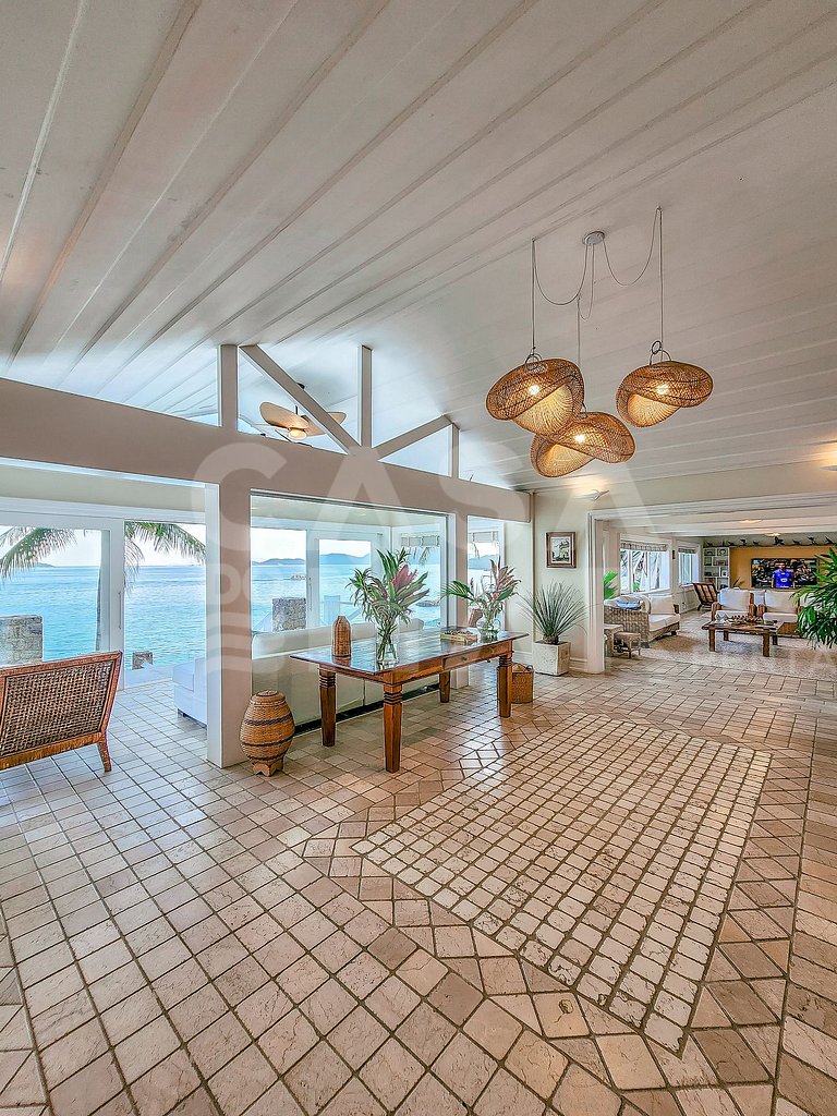 Beautiful villa with exclusive beach, seven suites in a cond