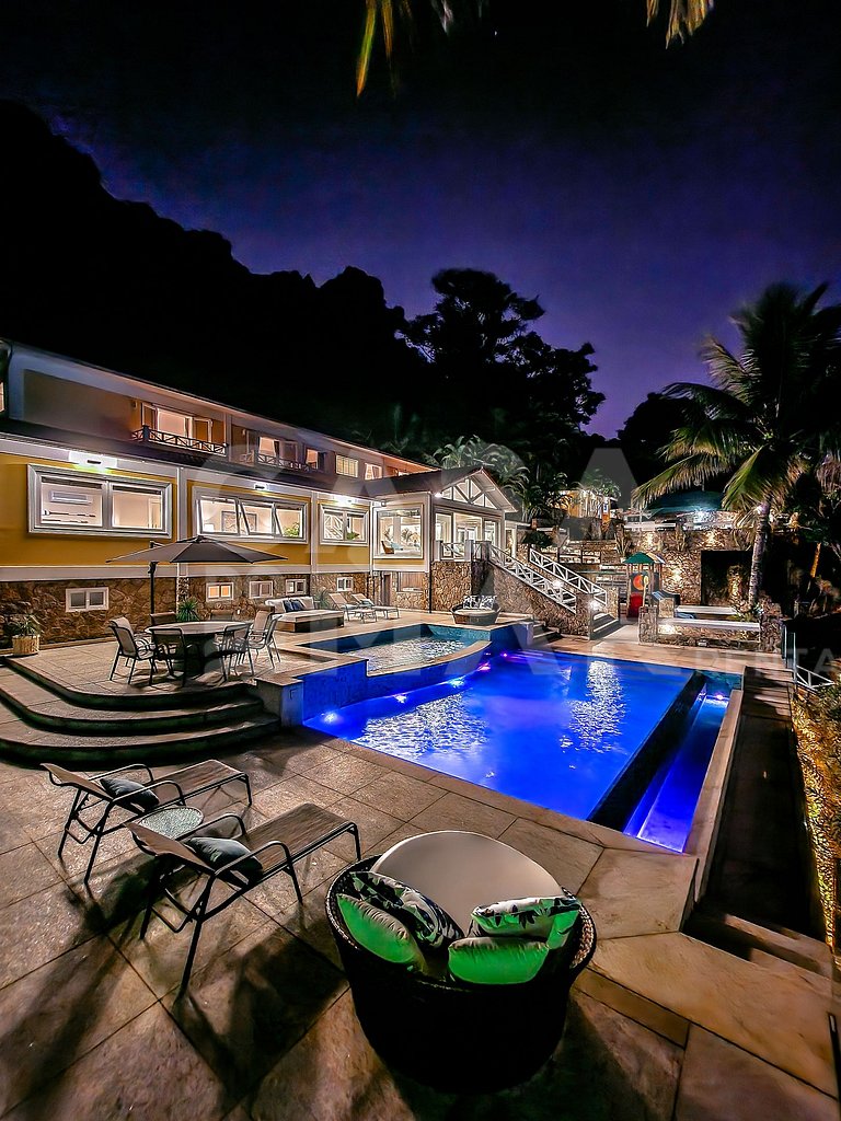 Beautiful villa with exclusive beach, seven suites in a cond