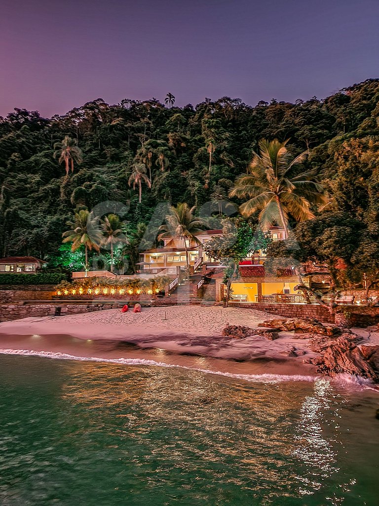 Beautiful villa with exclusive beach, seven suites in a cond