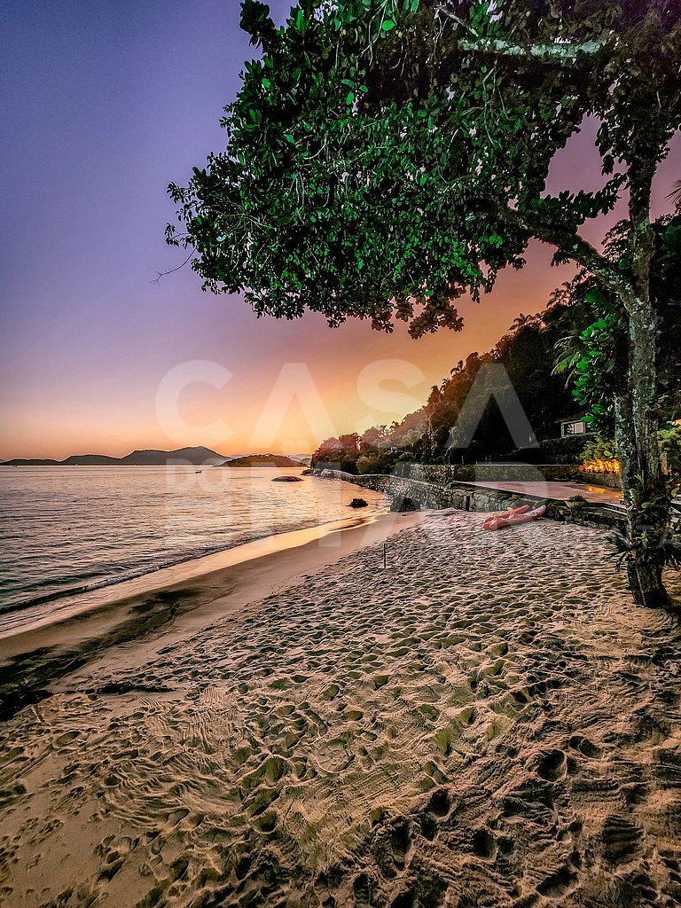 Beautiful villa with exclusive beach, seven suites in a cond