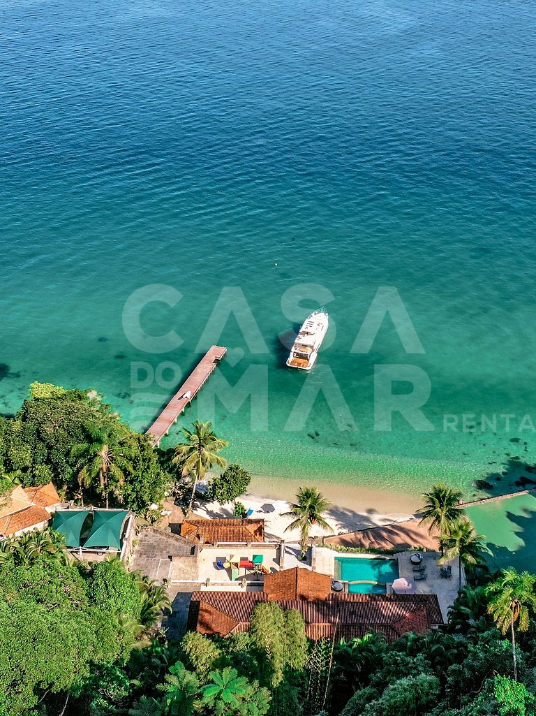 Beautiful villa with exclusive beach, seven suites in a cond