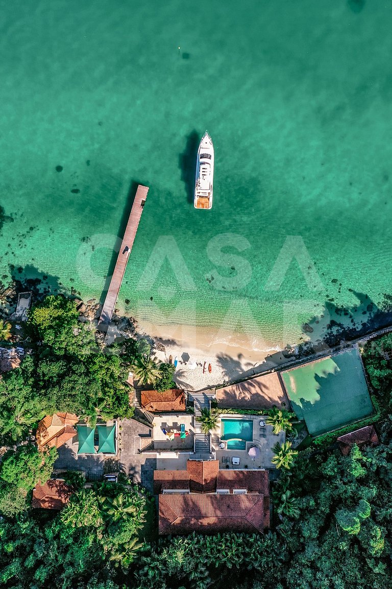 Beautiful villa with exclusive beach, seven suites in a cond