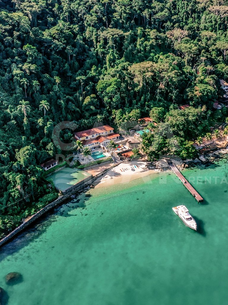 Beautiful villa with exclusive beach, seven suites in a cond