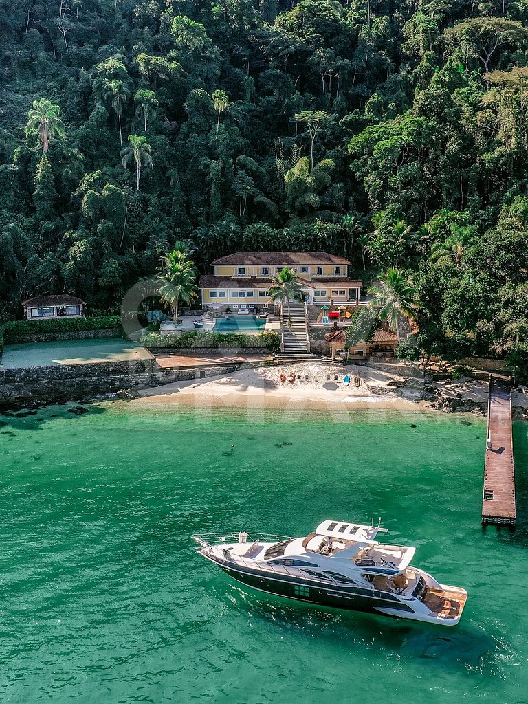 Linda villa com praia exclusiva, nove suítes em condomínio