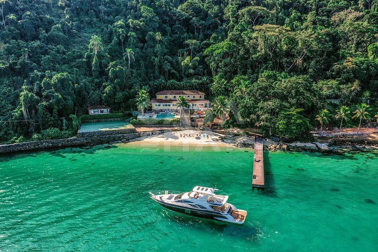 Linda villa com praia exclusiva, nove suítes em condomínio