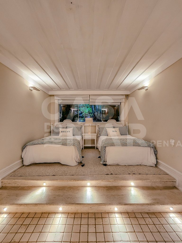 Linda villa com praia exclusiva, nove suítes em condomínio