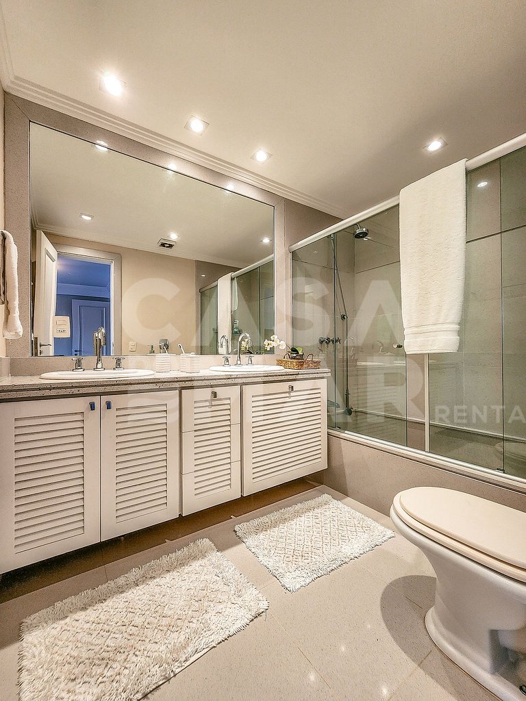 Beautiful villa with exclusive beach, seven suites in a cond