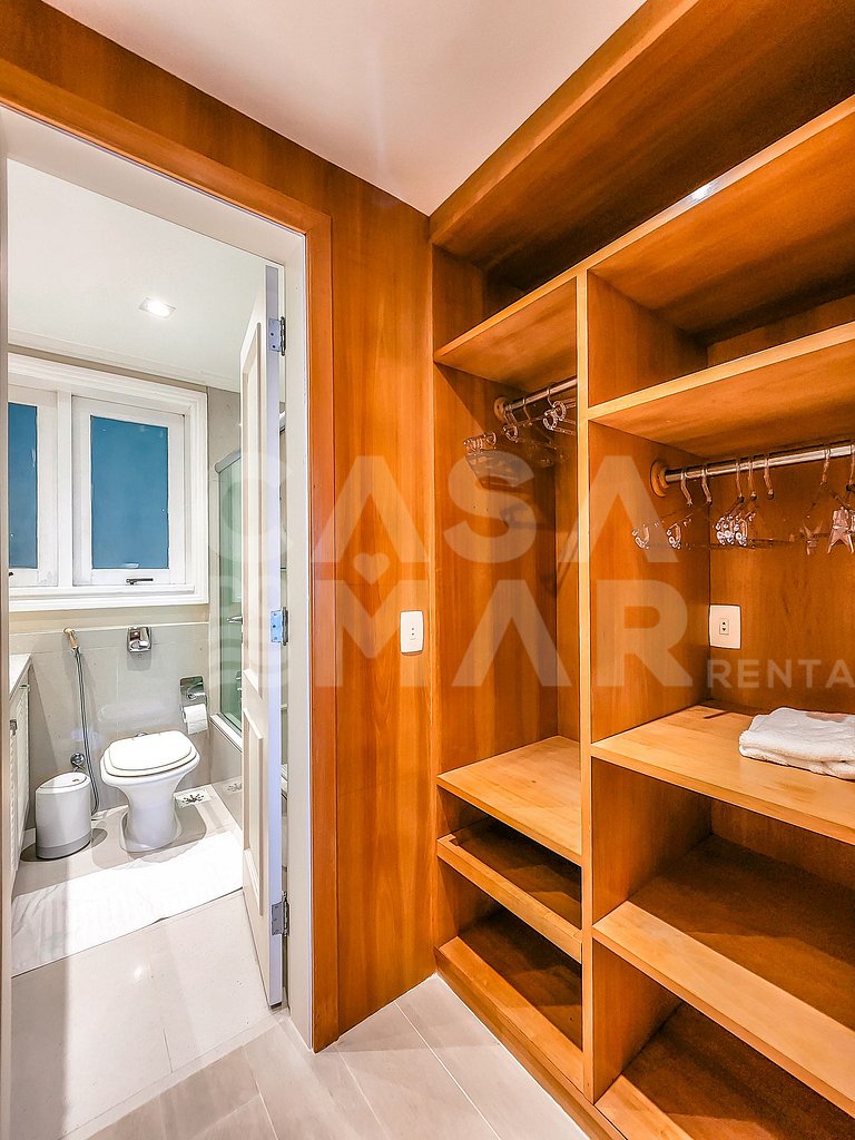 Beautiful villa with exclusive beach, seven suites in a cond