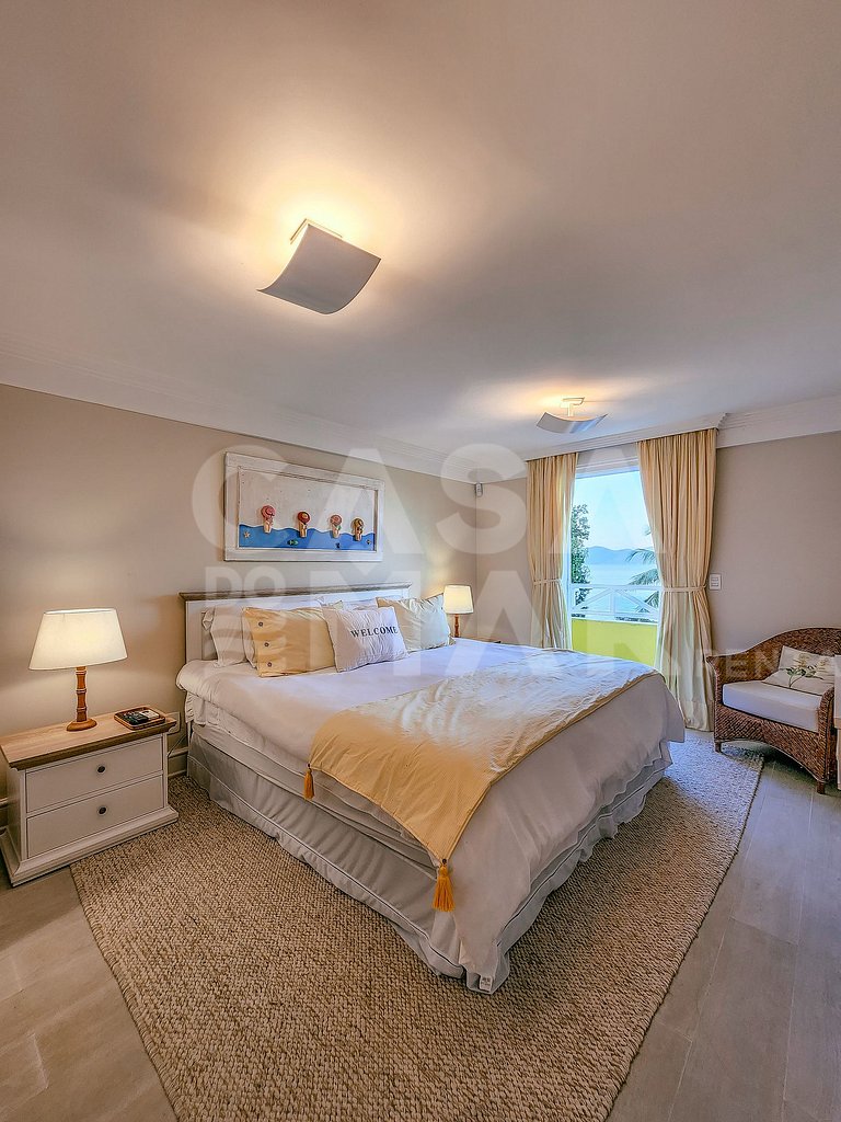 Beautiful villa with exclusive beach, seven suites in a cond
