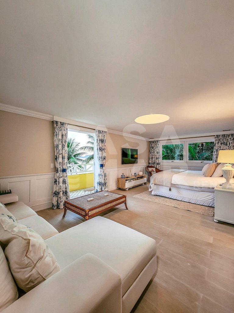 Beautiful villa with exclusive beach, seven suites in a cond