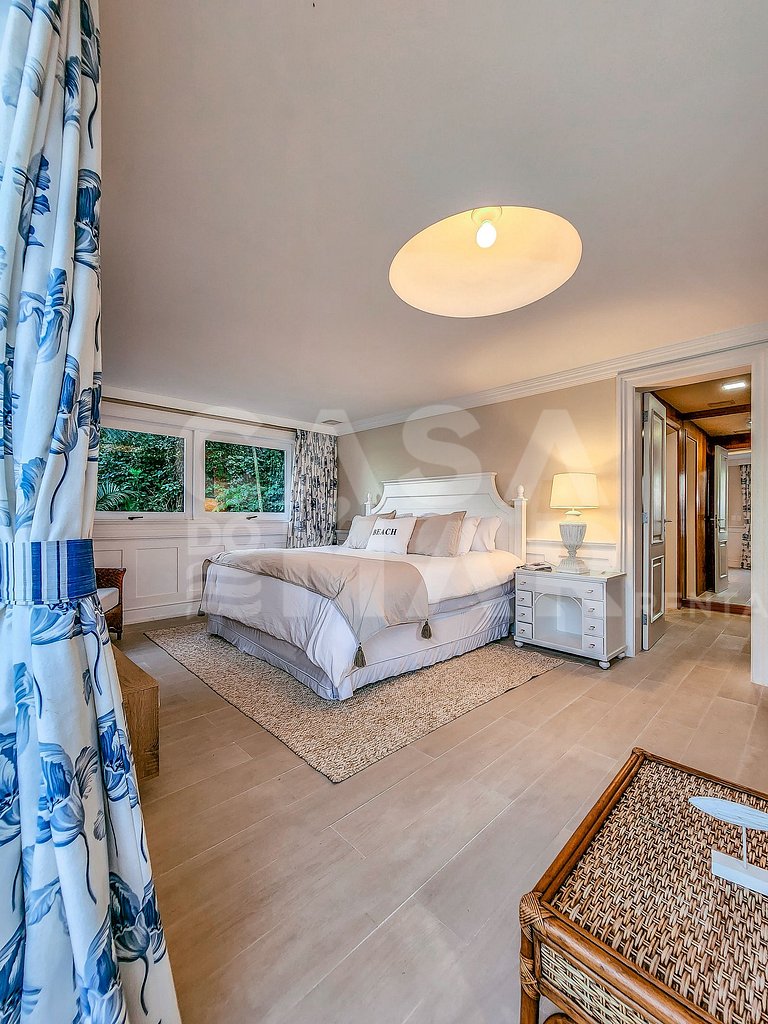 Linda villa com praia exclusiva, nove suítes em condomínio