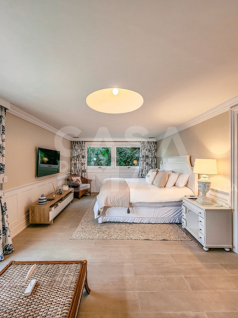 Linda villa com praia exclusiva, nove suítes em condomínio