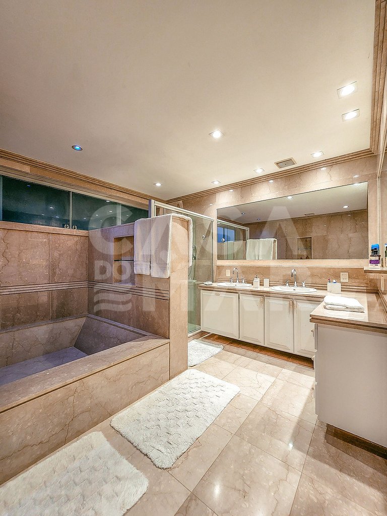 Beautiful villa with exclusive beach, seven suites in a cond