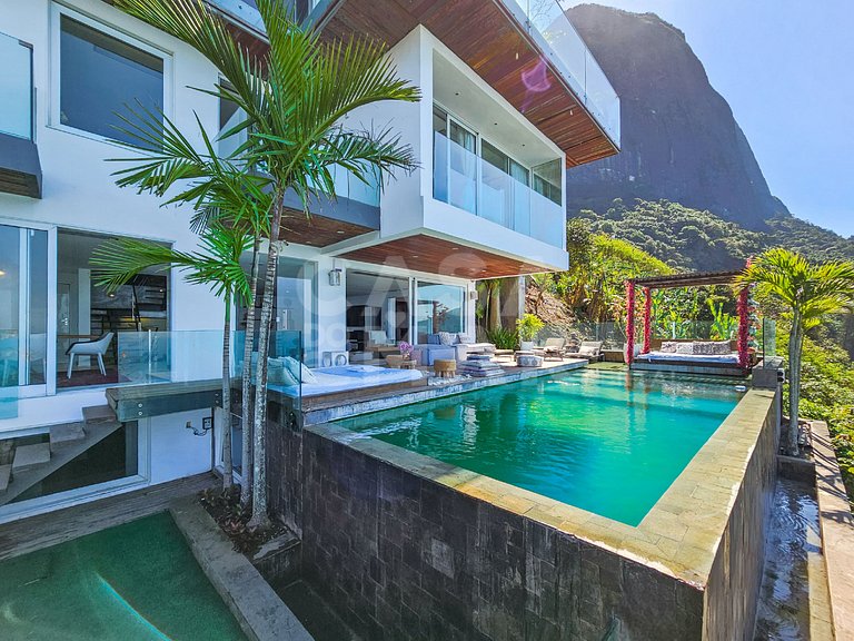 Beautiful house in Joá, with an incredible view of the sea i