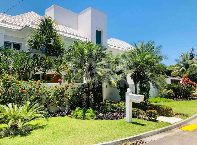 Linda casa com cinco suítes, em condomínio de alto luxo