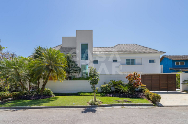 Linda casa com cinco suítes, em condomínio de alto luxo