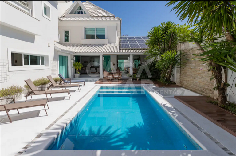 Linda casa com cinco suítes, em condomínio de alto luxo