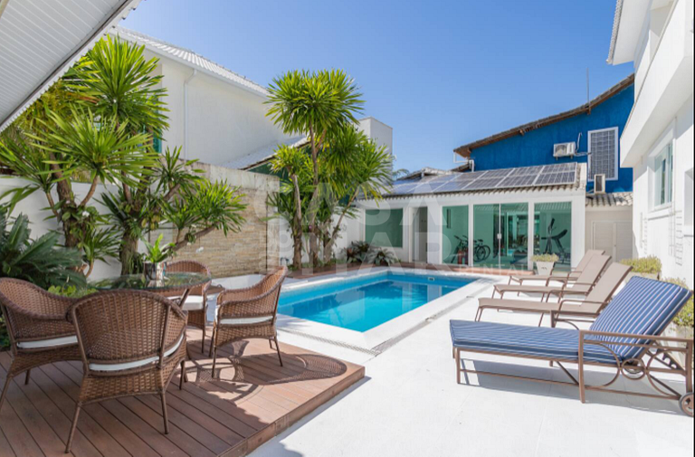 Linda casa com cinco suítes, em condomínio de alto luxo