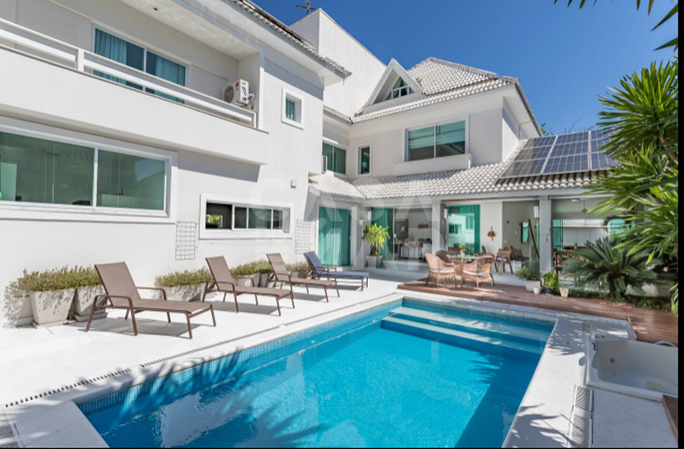 Linda casa com cinco suítes, em condomínio de alto luxo