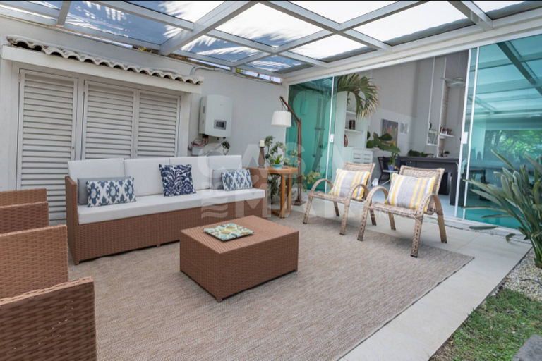 Linda casa com cinco suítes, em condomínio de alto luxo